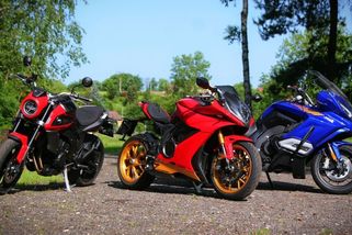 Jawa připravila hned tři zajímavé novinky. Zbrusu nová rodina motorek nabídne naháč, cestovní stroj i sportovní motorku. Známe ceny - Garáž.cz